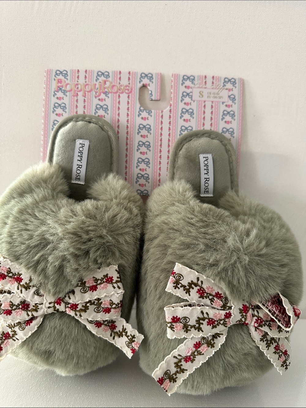 NWT Poppy Rose Furry Bow Bedroom Slippers. Soft and Comfy. Size 5-6